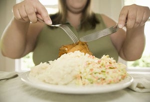 5 факторов, провоцирующих переедание